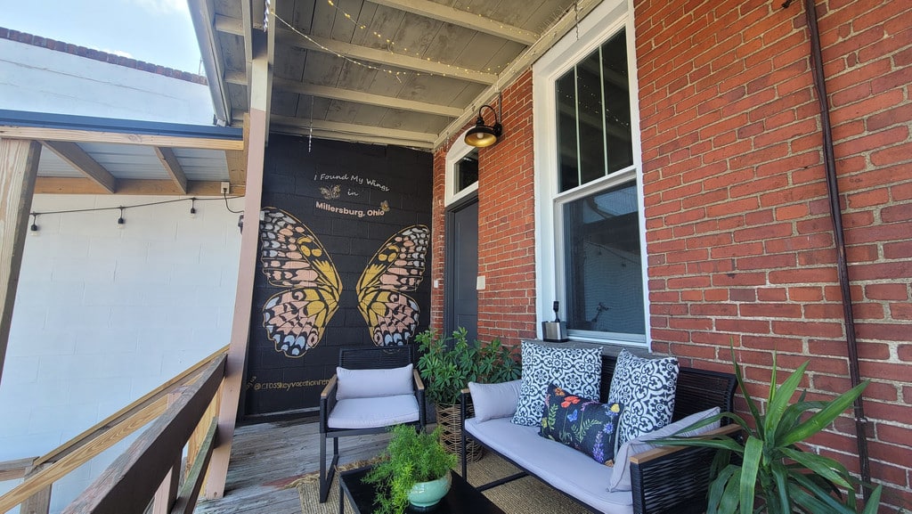 Suite on Jackson back deck with photo mural painted by owner, Kelly. Gather with your friends.